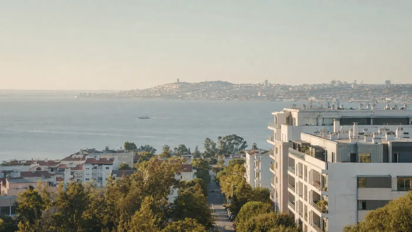 Vista residencial da Margem Sul sobre o Tejo em direção a Lisboa